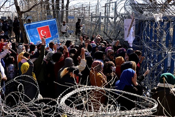 Kadın ve çocuk sığınmacılar, Yunanistan'ın sınır kapısını açması için eylem yaptı