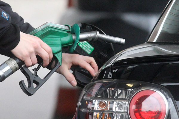 Benzinde bir büyük indirim daha