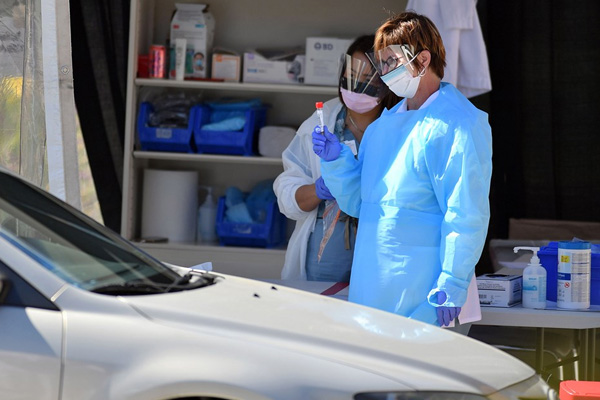 Korona Bilim Kurulu Üyesi uyardı: Alkolün koruyuculuğu var ama elimize sürerek, içerek değil