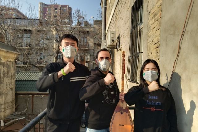 Çinli öğrencileriyle birlikte korona virüsüne beste yaptı ile ilgili görsel sonucu