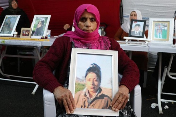 Evlat nöbetine bir aile daha katıldı