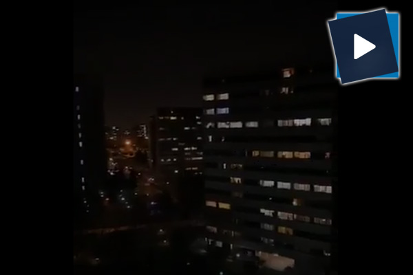 Karantina altındaki İranlılar balkon ve pencerelerden marş okudu