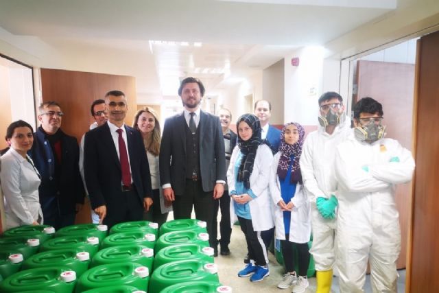 Meslek lisesinde dezenfektasyon üretimi devam ediyor