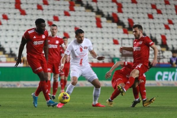 Demir Grup Sivasspor, Antalya'da yara aldı