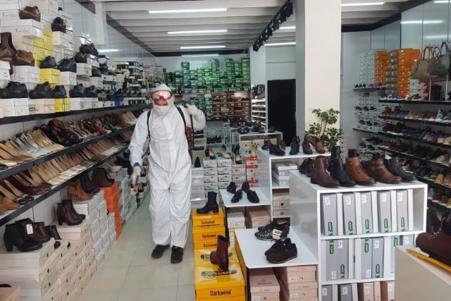 Gölbaşı ilçesinde esnaflar iş yerlerini dezenfekte ediyor