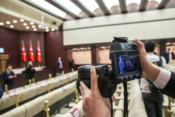 Toplantı sona erdi, Erdoğan'ın açıklama yapacağı salonda koronavirüs önlemleri alındı