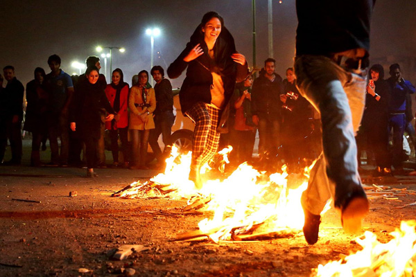 İran'da virüse rağmen ''Çarşamba Suri'' kutlamaları: Çok sayıda ölü ve yaralı var