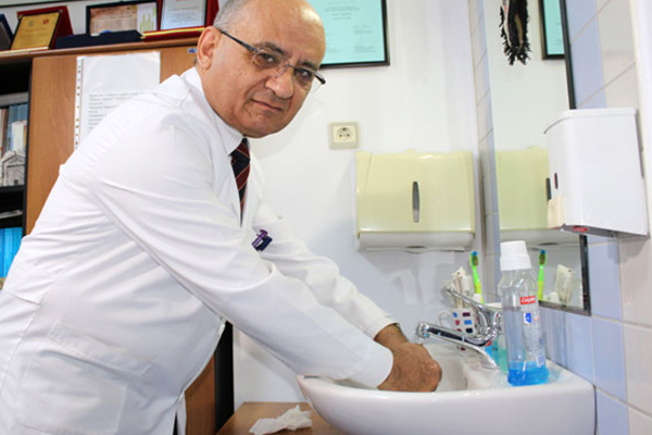 Prof. Dr. Ata Nevzat Yalçın uyardı: Ellerinizi yıkadıktan sonra peçeteyle kurutun