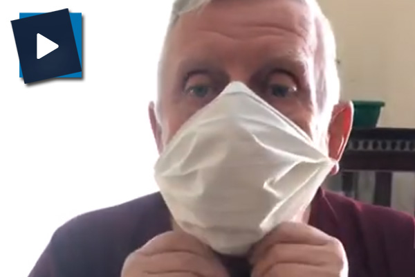 Fransız adam evde peçeteden maske yapımını gösterdi