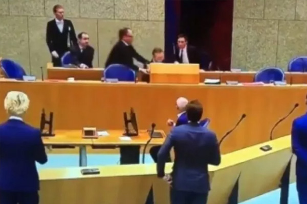 Hollanda'da koronavirüs toplantısında bayılan Sağlık Bakanı istifa etti