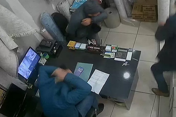 Zonguldak’ta ilginç olay: Dükkandaki kişi hapşırınca herkes kaçacak yer aradı