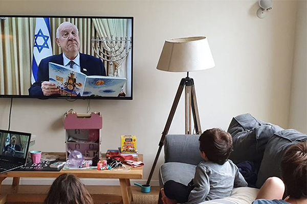 İsrail Cumhurbaşkanı, virüs salgını sebebiyle çocuklara internet üzerinden masal okudu