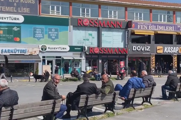 Üsküdar Belediyesi koronavirüs tedbirleri kapsamında bankları söktü