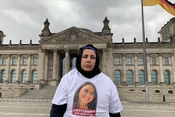 PKK tarafından evladı kaçırılan anne, Alman Meclisi önünde eylem yaptı