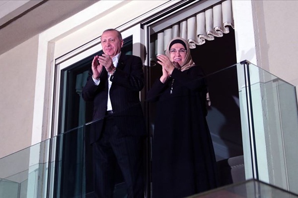 Cumhurbaşkanı Erdoğan, sağlık personeline alkışlarla destek verdi