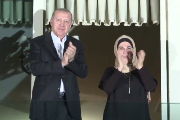 Cumhurbaşkanı Erdoğan, sağlık personeline alkışlarla destek verdi