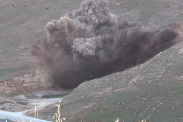 3 ton patlayıcı yüklü minibüs imha edildi