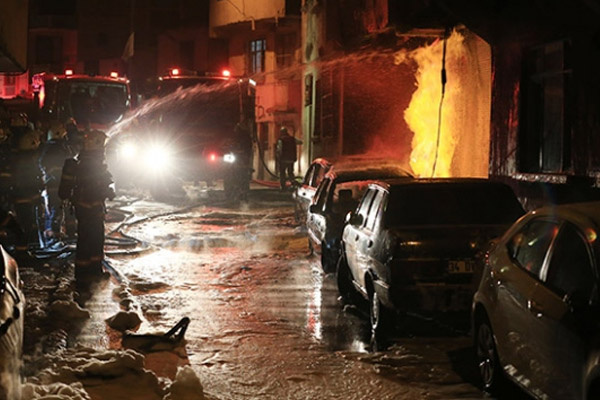 Eyüp’te korkutan yangın: 5 araç kül oldu