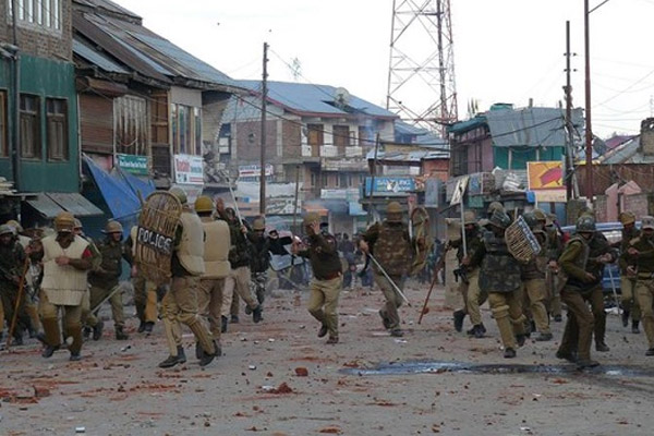 Keşmir'de sokağa çıkma yasağı