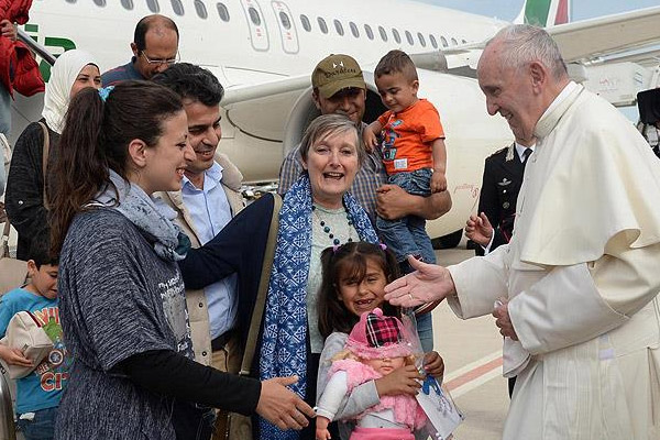 Papa Vatikan'a 12 Müslüman sığınmacıyla döndü