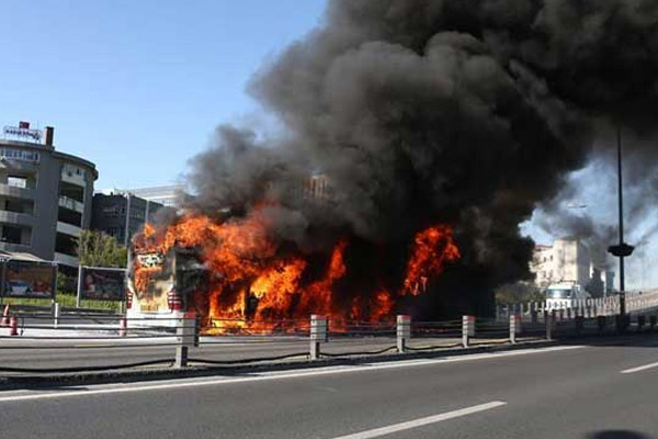 İstanbul'da metrobüs yangını
