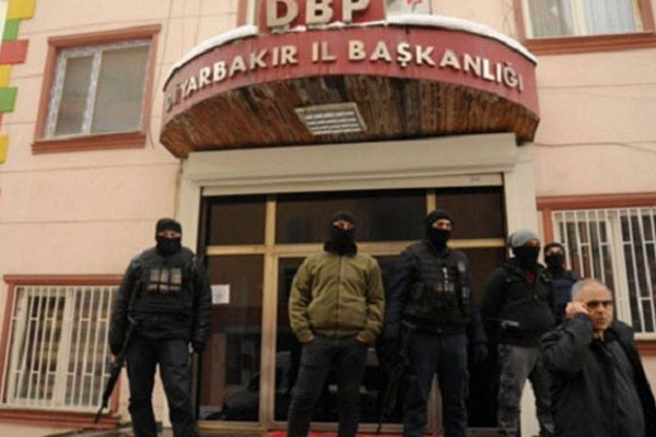 Diyarbakır'da DBP yöneticileri tutuklandı