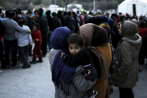 Yunanistan mülteci kamplarını dağıtıyor