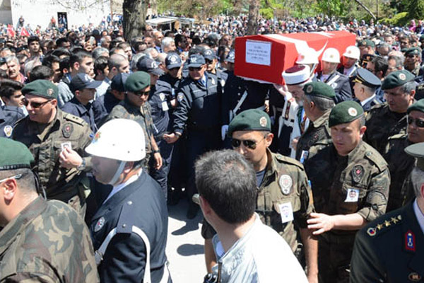 Şehit polisi 10 bin kişi uğurladı