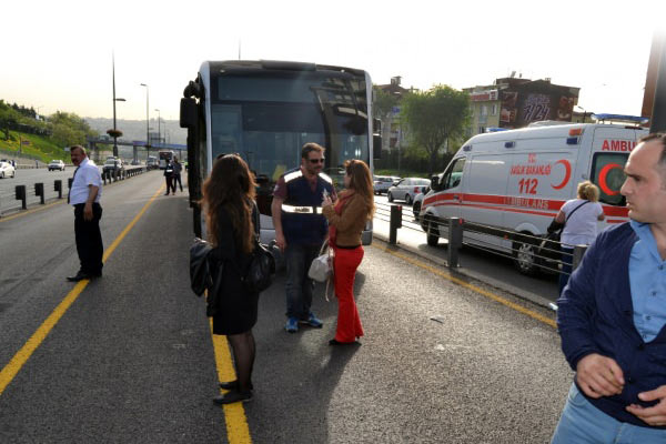 Metrobüs yolunda kaza karmaşası
