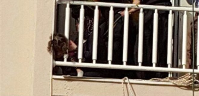 Küçük kızın kafası korkuluklara sıkıştı