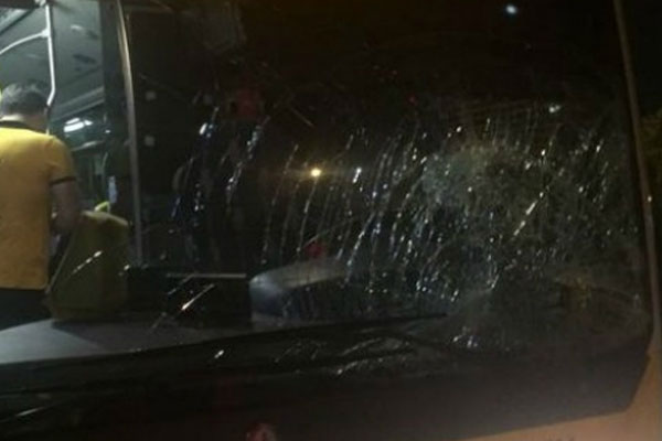 Metrobüs belediye işçisine çarptı