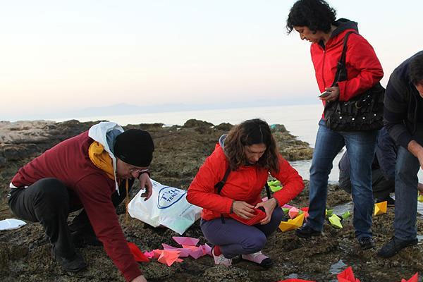 Aylan bebek anısına kağıttan kayık
