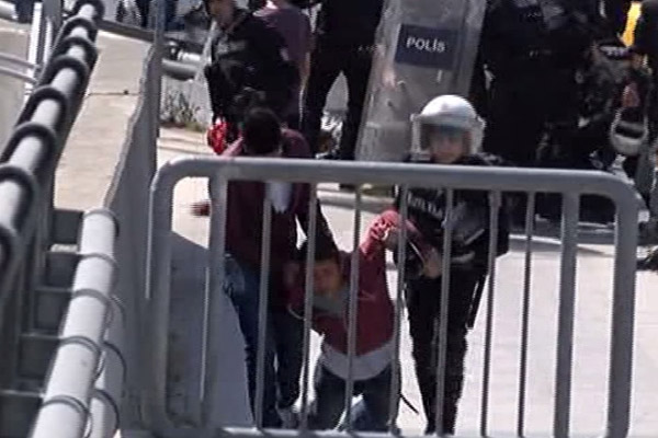 Adliyede Dilek Doğan eylemi: 13 gözaltı