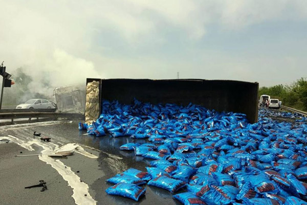 TEM'de İstanbul yönüne ulaşım durdu