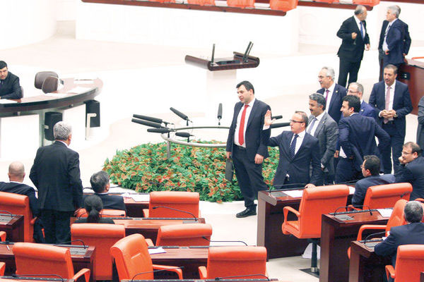 TBMM'de saat 02.30'da oylama krizi