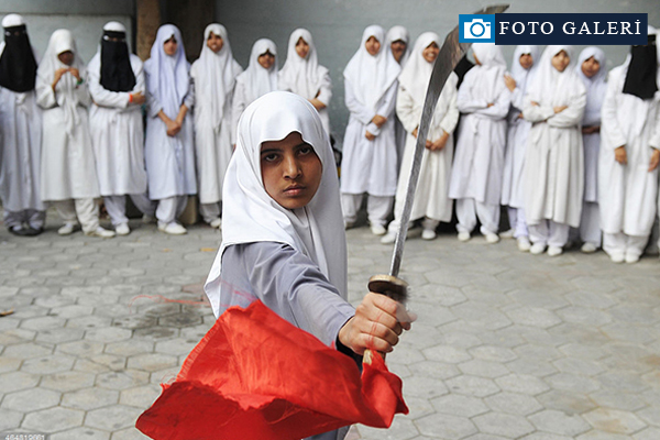 Müslüman kız öğrenciler dövüş sanatı öğreniyor