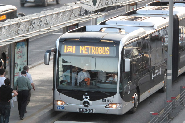 Metrobüste şüpheli paket paniği