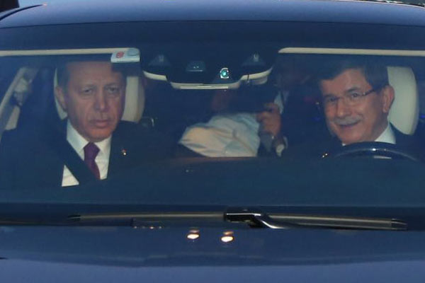 Erdoğan ile Davutoğlu'ndan tarihi görüntü