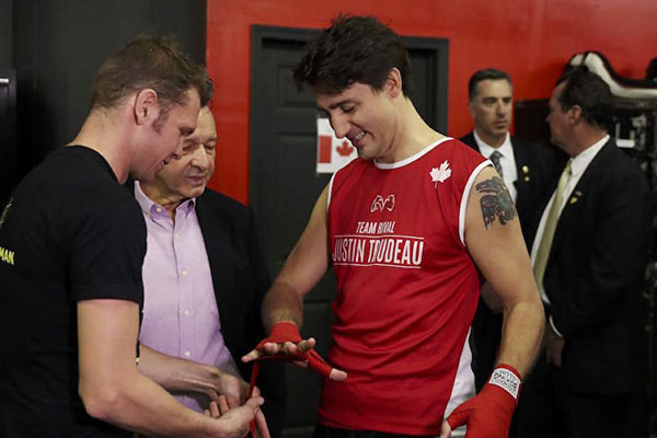 Başbakan boks yaptı