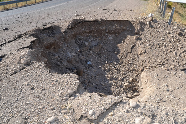 Askeri aracın geçişi sırasında patlama: 3 şehit