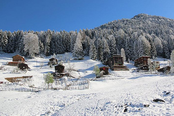 Ayder Yaylası'na Nisan karı yağdı