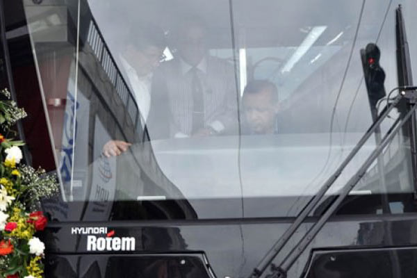 Erdoğan tramvay koltuğuna oturdu