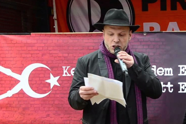 Böhmermann’ın ‘Erdoğan şiiri’nden alıntı yaptı ve gözaltına alındı!