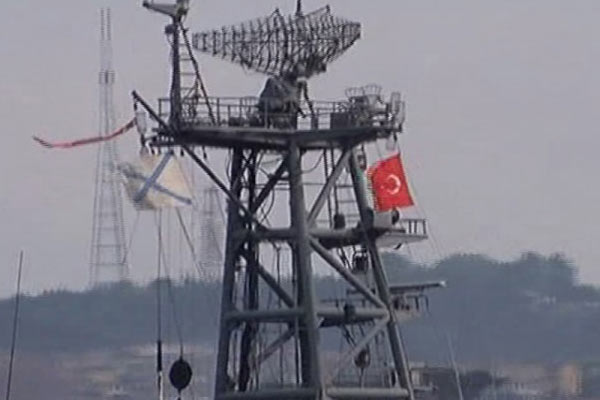 Rus gemisinden Türk bayraklı geçiş