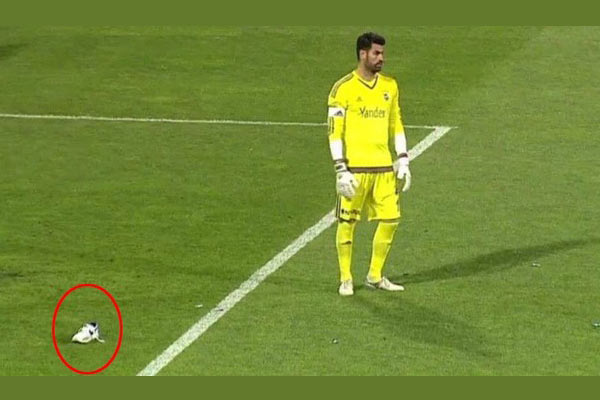 Volkan'a ayakkabı fırlattılar