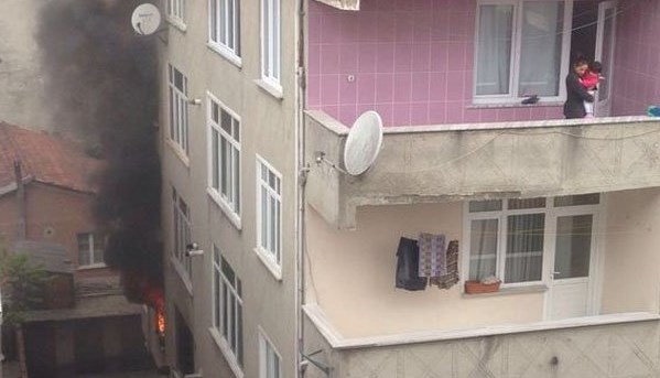 Anne çocuğuyla yangında mahsur kaldı