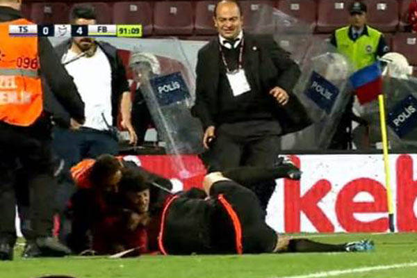 Avni Aker'de olay maç tamamlanamadı