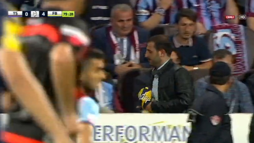 Nani'den forma alan taraftar dayak yedi