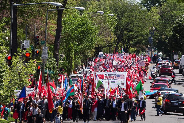 ABD'de binlerce kişi Türkiye'ye destek için yürüdü