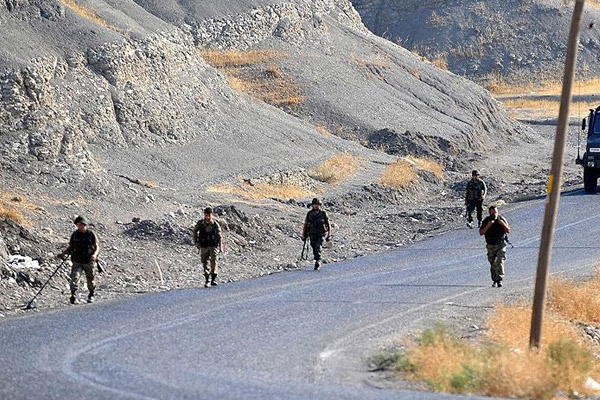 Yola patlayıcı döşemeye çalışırken öldürüldü